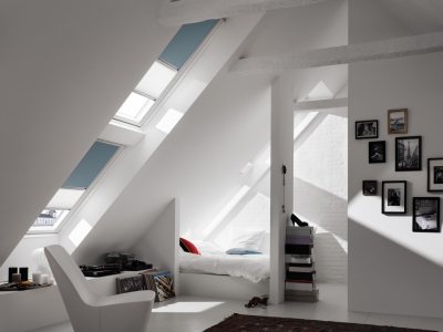 Jeder Mensch hat Farbtöne, die ihn besonders ansprechen. Daher bietet die „Colour by You!“-Serie von Velux Rollos in über 1.800 Farbvarianten an – hier ein erfrischendes Blau. Foto: Velux Deutschland GmbH